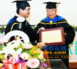 HT Tinh Vân nhận bằng tiến sĩ danh dự  văn học